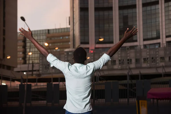 Jovem Homem Camisa Com Mãos Levantadas Cabeça Dando Volta Para — Fotografia de Stock