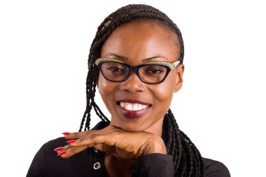 Beyaz arka planda izole edilmiş gözlüklü genç Afrikalı kadın gülümseyen kameraya bakıyor..