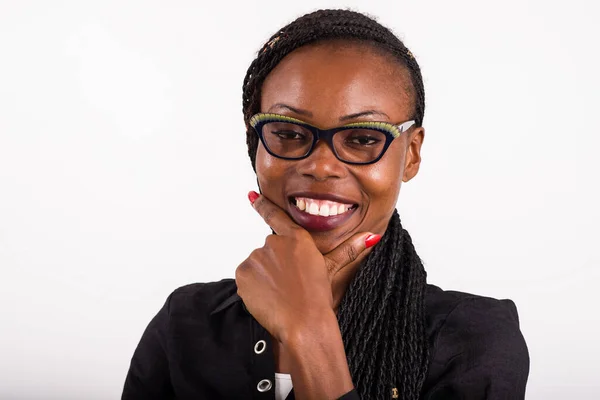 Junge Afrikanerin Steht Auf Weißem Hintergrund Und Blickt Lächelnd Die — Stockfoto