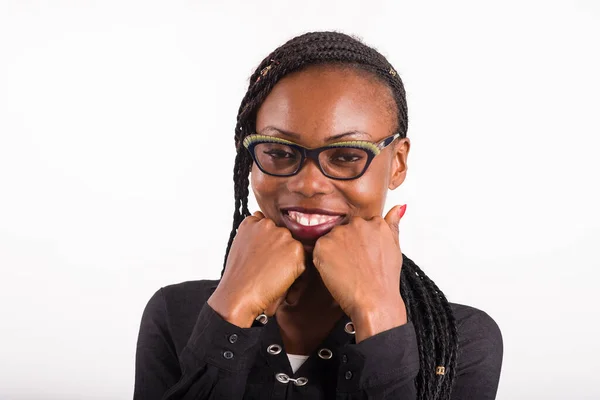 Joven Mujer Africana Pie Sobre Fondo Blanco Mirando Cámara Sonriendo —  Fotos de Stock