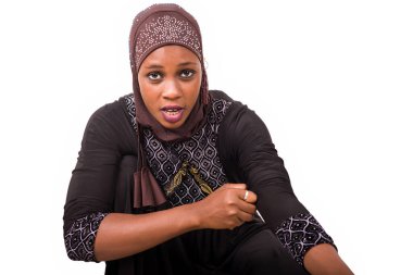 Genç Müslüman kadın namaz için hazırlanıyor..