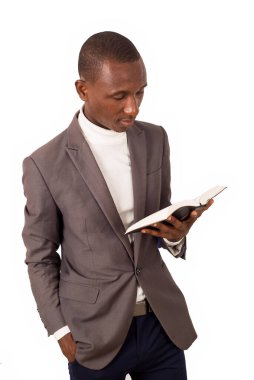 Ayakta duran ve elinde İncil okuyan genç papazın portresi..