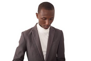 Takım elbiseli bir gencin portresi duruyor ve aşağıya bakıyor..