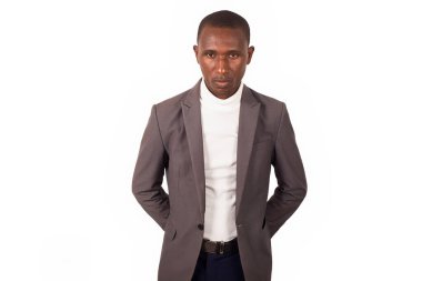 Takım elbiseli genç adamın portresi ayakta ve kollarını arkasında kavuşturuyor..