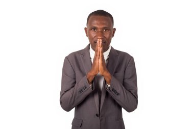 Genç adam beyaz arka planda durup dua ediyor..