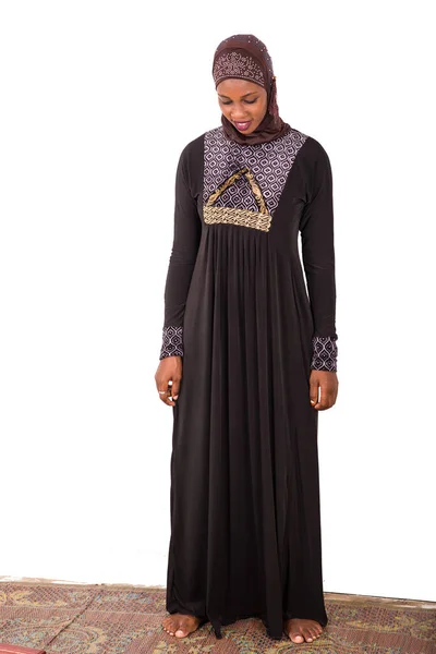 若いイスラム教徒の女性が長いドレスに身を包み笑顔で頭を下げた — ストック写真