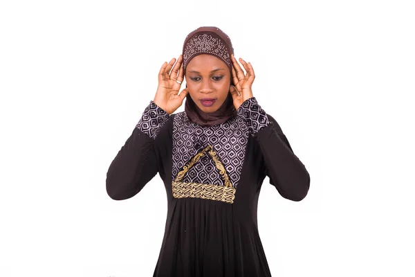 Jovem Mulher Muçulmana Vestido Longo Posição Oração — Fotografia de Stock