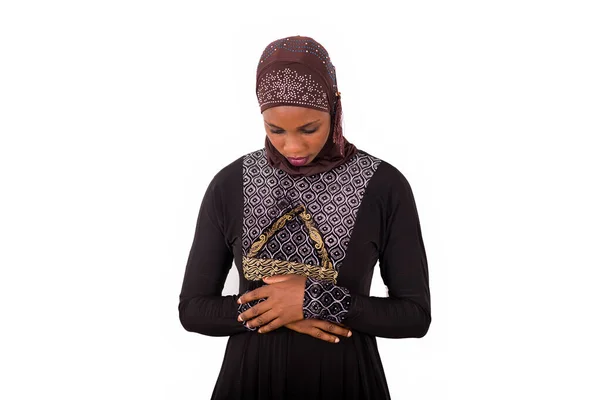 若いイスラム教徒の女性が長いドレスを着て手を見下ろし — ストック写真