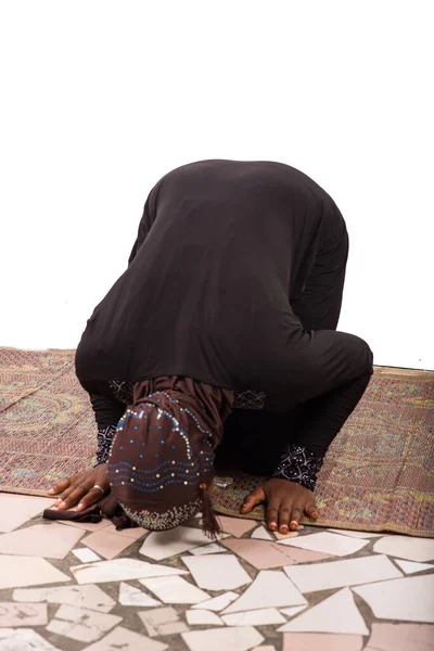 若いイスラム教徒の女性の長いドレスオンマット祈る — ストック写真
