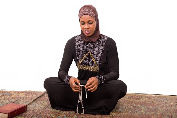 Jovem Mulher Muçulmana Sentado Vestido Longo Tapete Orando Enquanto Sorri — Fotografia de Stock