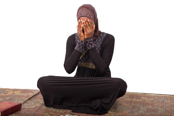 Jovem Mulher Muçulmana Sentado Tapete Orando — Fotografia de Stock