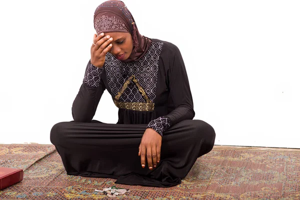 Young Muslim Woman Sitting Mat Praying Smile — Stock Photo, Image