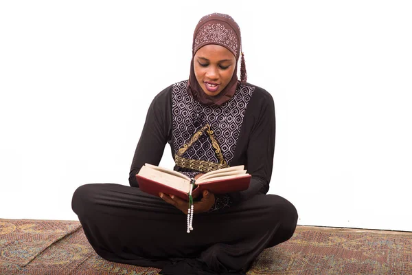 Νεαρή Μουσουλμάνα Που Κάθεται Ένα Χαλάκι Διαβάζοντας Κοράνι Χαμογελώντας — Φωτογραφία Αρχείου