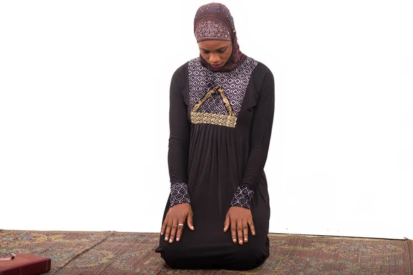 若いイスラム教徒の女性がマットの上で膝をつき — ストック写真