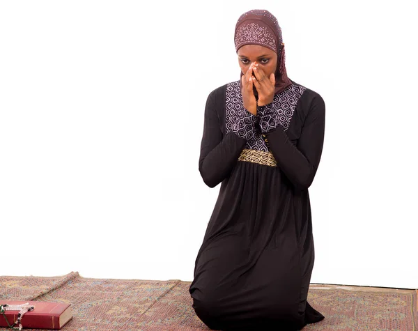 若いイスラム教徒の女性がマットの上で膝をつき — ストック写真