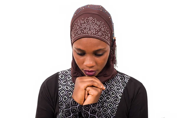 Jovem Muçulmano Mulher Fundo Branco Orando — Fotografia de Stock