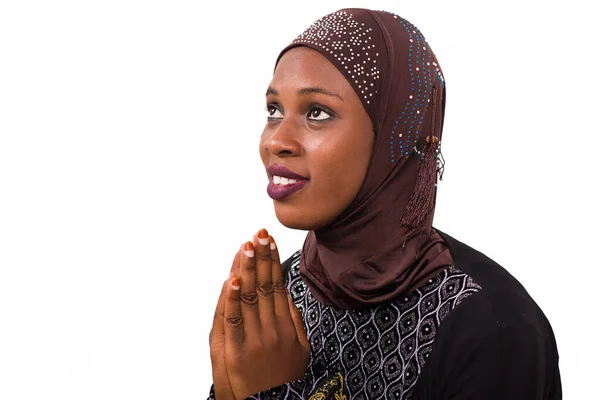 Jovem Mulher Muçulmana Isolado Fundo Branco Orando Enquanto Sorri — Fotografia de Stock