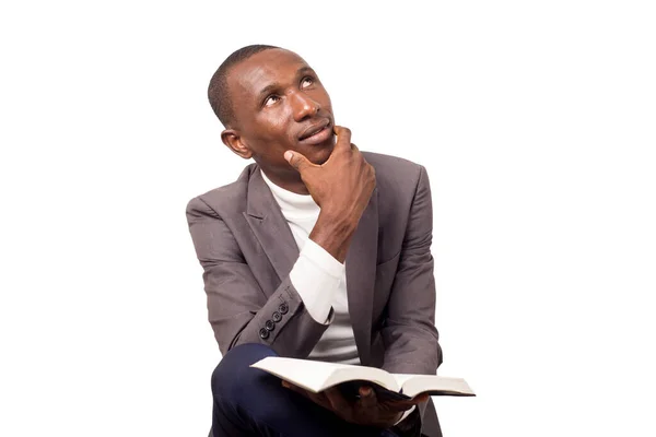 Genç papazın portresi bacak bacak üstüne atmış, elleri çenesinin altında ve diğer elinde İncil 'le yukarı bakıyor..