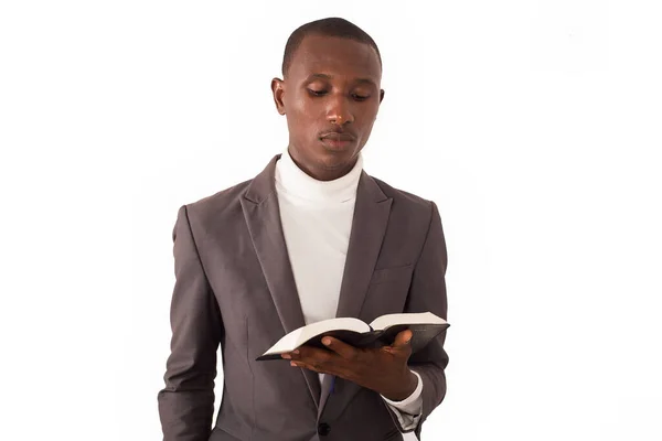 Portretul Tânărului Pastor Picioare Citind Biblie Mână — Fotografie, imagine de stoc