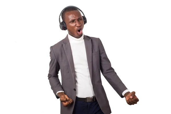 Joven Hombre Feliz Traje Con Auriculares Escuchando Música Aislada Sobre — Foto de Stock