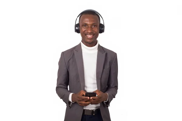 快乐的年轻人 戴着耳机 听着独立于白人背景的音乐 — 图库照片