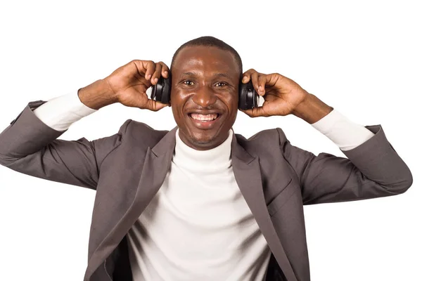 Portret Młodego Mężczyzny Garniturze Stojącego Słuchającego Muzyki Słuchawkami Uśmiechającego Się — Zdjęcie stockowe