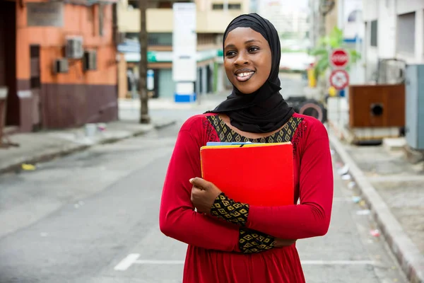 Мусульманська Дівчина Стоїть Надворі Документами Посміхаються Камеру — стокове фото