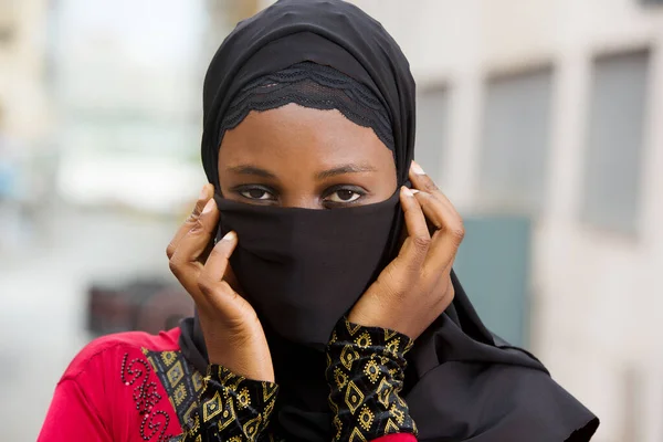 穆斯林姑娘站在室外 满嘴遮掩 — 图库照片