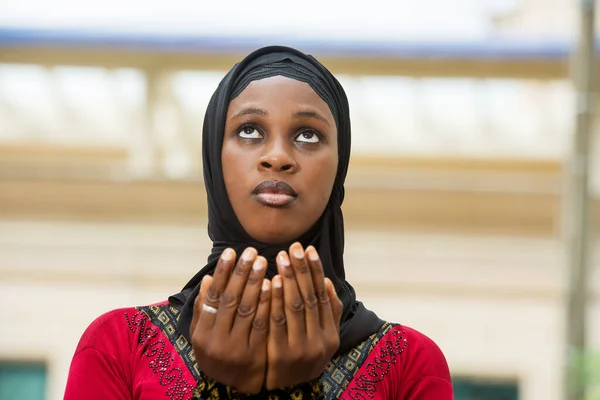 Ung Muslimsk Kvinna Står Utomhus Och Ber — Stockfoto
