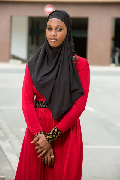 Muslim Girl Standing Outdoors Looking Camera — Stock Photo, Image