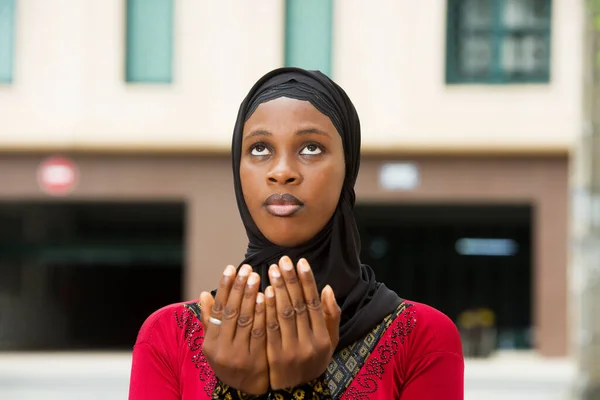 Young Muslim Woman Standing Outdoors Praying — Stock Photo, Image