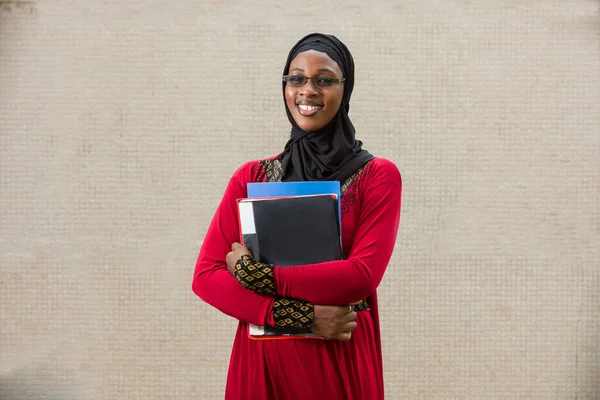 Jovem Mulher Muçulmana Óculos Livre Olhando Para Câmera Sorrindo — Fotografia de Stock