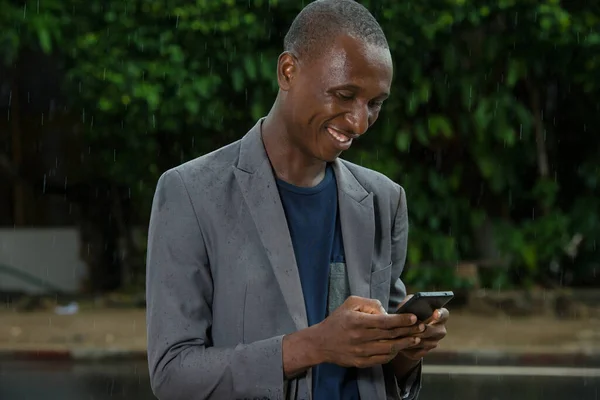 Jeune Homme Debout Sous Une Pluie Légère Regardant Téléphone Portable — Photo