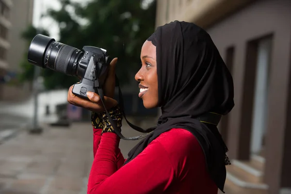 Молода Мусульманка Стоїть Відкритому Повітрі Дивлячись Камеру Посміхаючись — стокове фото