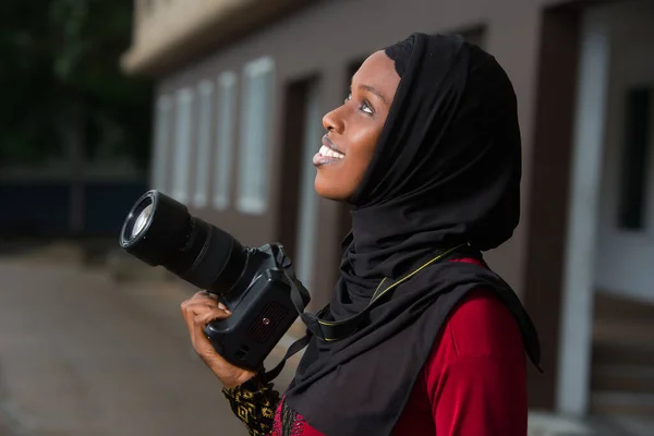 Молода Мусульманка Стоїть Відкритому Повітрі Камерою Дивлячись Вгору — стокове фото