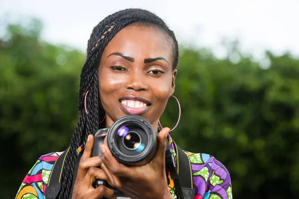 Young Woman Standing Right Front Camera Camera Smiling — Stock Photo, Image