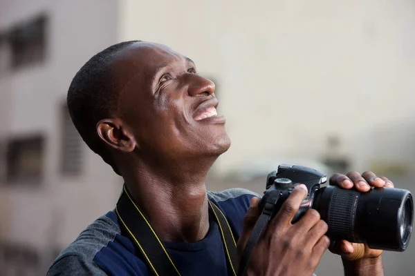 Jovem Homem Livre Com Câmera Olhando Para Cima Sorrir — Fotografia de Stock