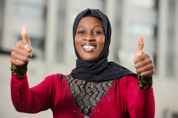 Young Muslim Woman Standing Outdoors Looking Camera Laughing Thumbs — Stock Photo, Image