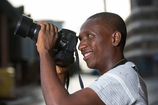 Mladý Muž Stojí Venku Dívá Fotoaparát Úsměvem — Stock fotografie