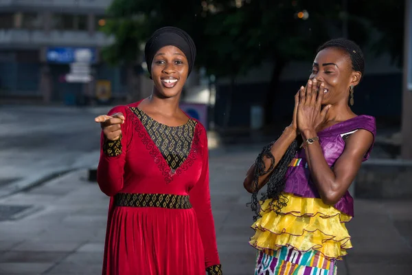 Young Women Standing Talking Each Other Smiling — Stock Photo, Image