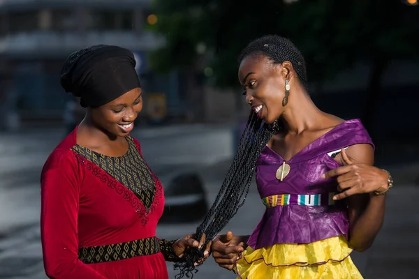 Jovem Mulher Africana Livre Contemplando Tranças Sua Namorada Sorrindo — Fotografia de Stock