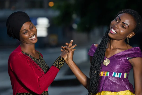 Junge Frauen Stehen Draußen Und Lachen Sich — Stockfoto