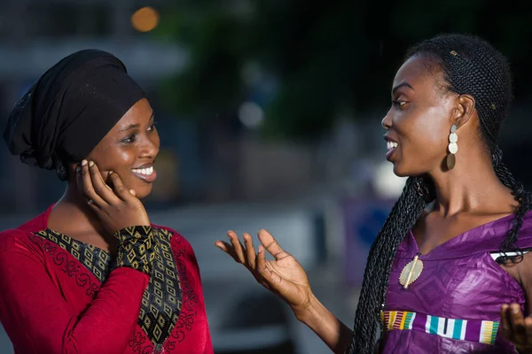 Junge Afrikanische Frauen Die Freien Stehen Und Miteinander Reden Während — Stockfoto