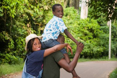 Oğulları kırsalda boynunda mutlu bir aile..