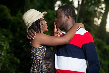 Genç mutlu çift ayakta birbirlerini öperler..