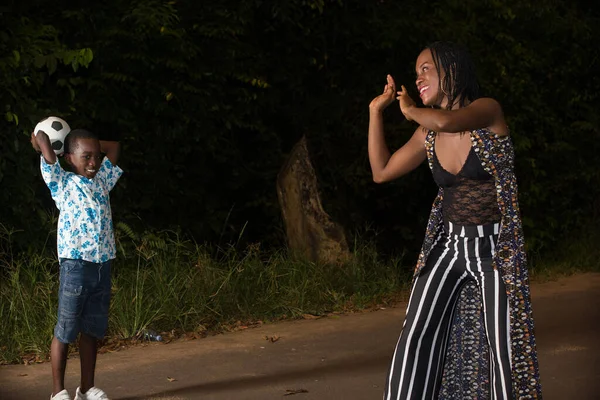 Joven Madre Jugando Pelota Con Hijo Camino — Foto de Stock