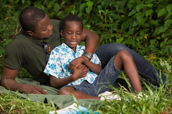 Een Jonge Man Liggend Een Park Kijkend Hoe Zijn Zoon — Stockfoto