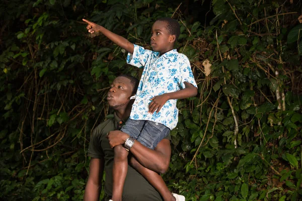 Genç Bir Çocuk Babasının Omzunda Ona Yukarıda Bir Şey Gösteriyor — Stok fotoğraf