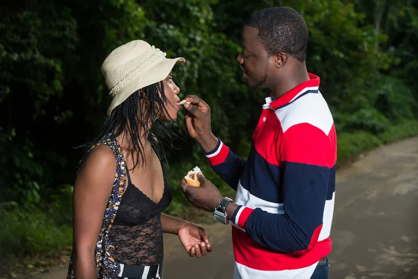 Young Couple Standing Road Sharing Piece Bread — Stock Photo, Image