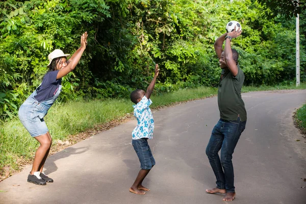 彼らの息子と一緒に公園に立っている家族は笑いながら — ストック写真